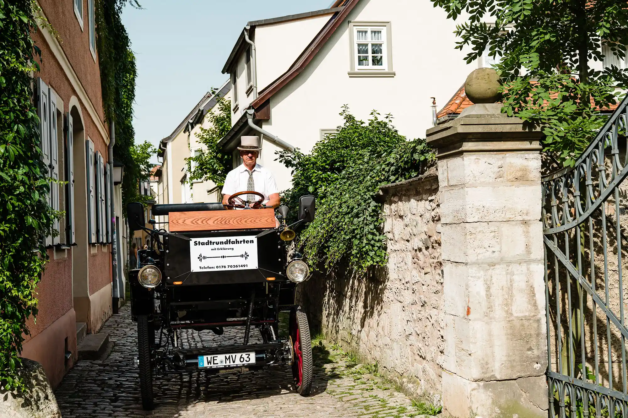 Impressionen Kutschfahrten Weimar Kutscher Dirk Trommler fährt mit eKutsche durch enge Straßengasse