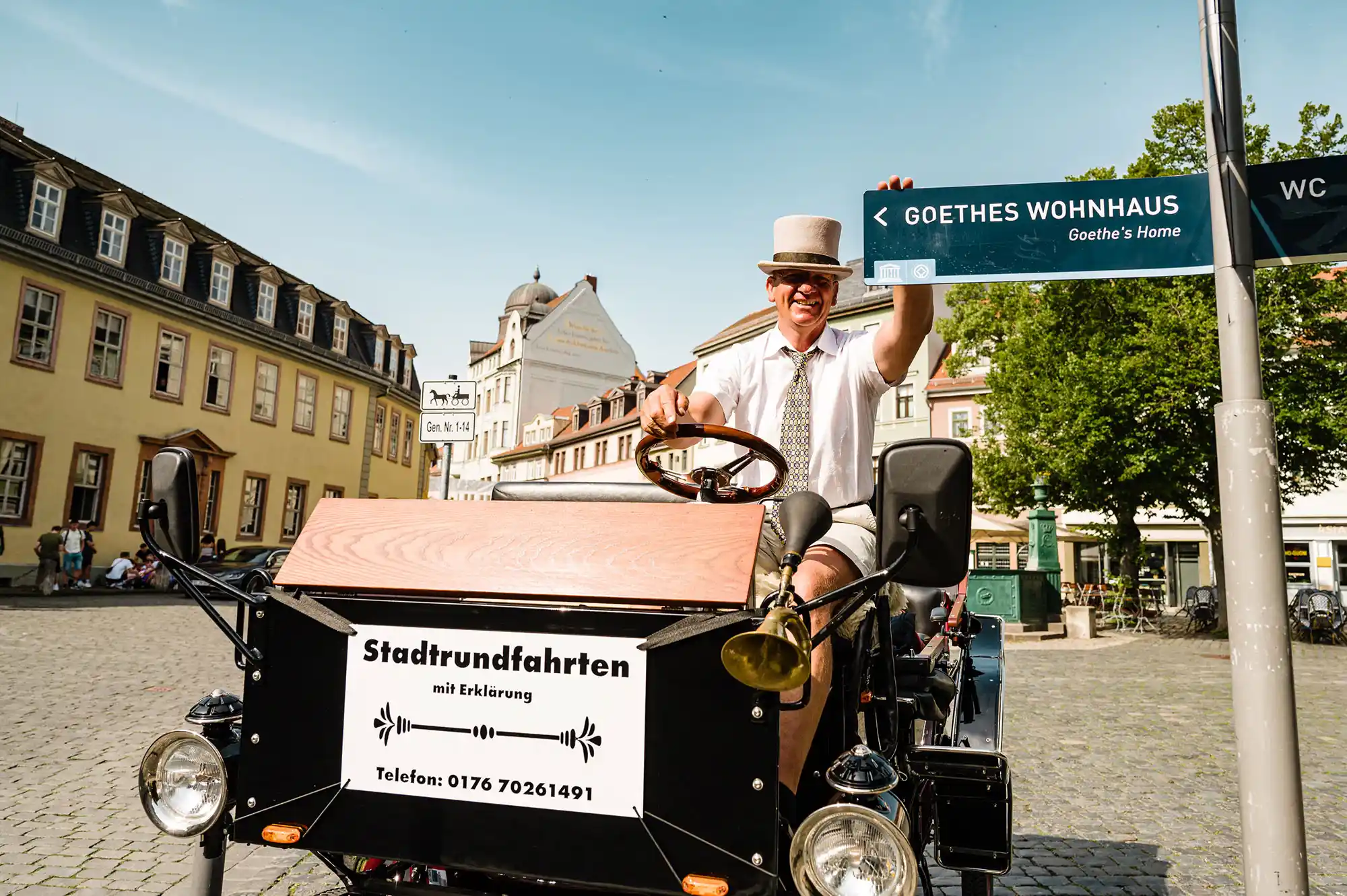 Stadtrundfahrten Weimar Kutscher Dirk Trommler mit eKutsche am Frauenplan in Weimar